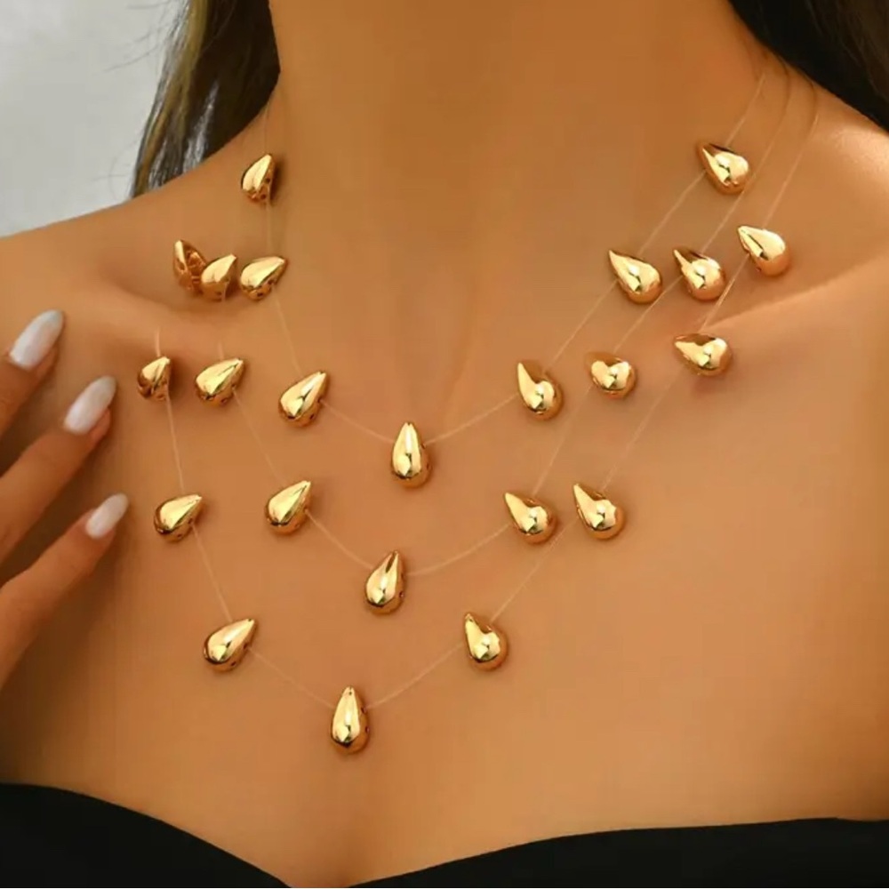 Elegant Gold Teardrop Necklace